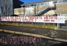 Cori e applausi davanti al ritiro, poi tutti fuori dallo stadio. La protesta dei gruppi della sud