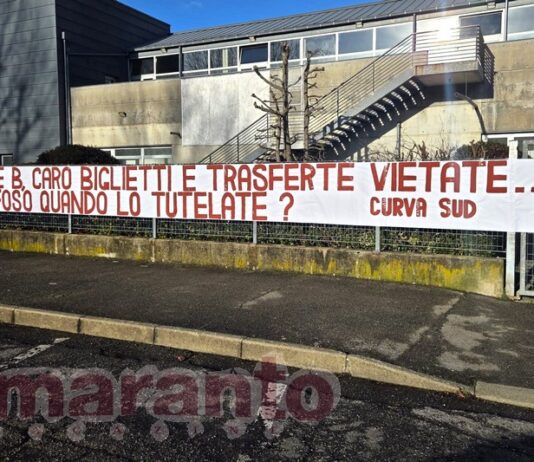 Cori e applausi davanti al ritiro, poi tutti fuori dallo stadio. La protesta dei gruppi della sud