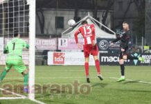 A Pesaro è più facile del previsto. L’Arezzo domina, vince 3-0 e strappa in testa alla classifica
