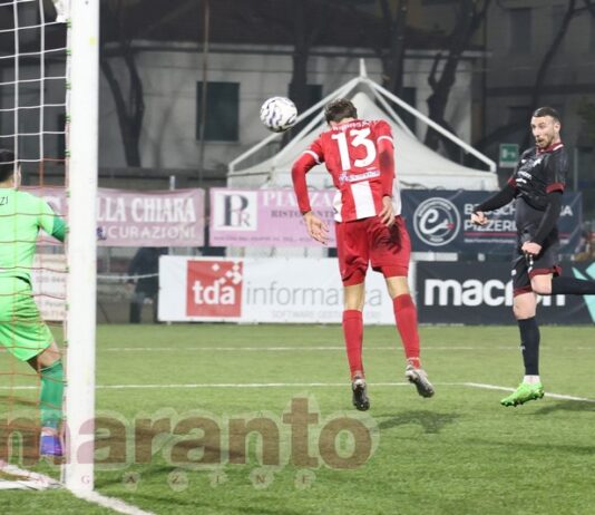 A Pesaro è più facile del previsto. L’Arezzo domina, vince 3-0 e strappa in testa alla classifica