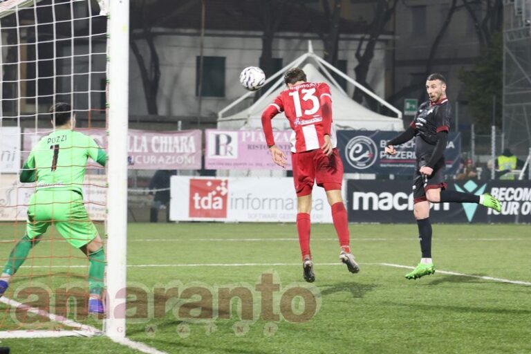 A Pesaro è più facile del previsto. L’Arezzo domina, vince 3-0 e strappa in testa alla classifica