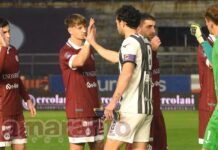 Un salvataggio dentro l’area festeggiato come un gol. Gilli si guadagna la copertina