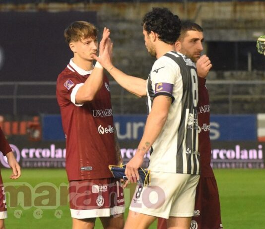 Un salvataggio dentro l’area festeggiato come un gol. Gilli si guadagna la copertina