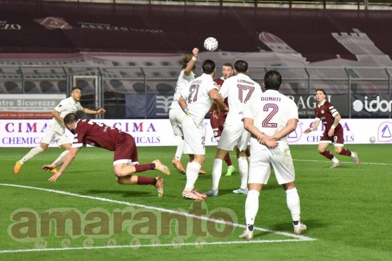 Cianci in agguato in mezzo all’area. Colpo di testa, portiere in controtempo, gol e fuga verso la sud