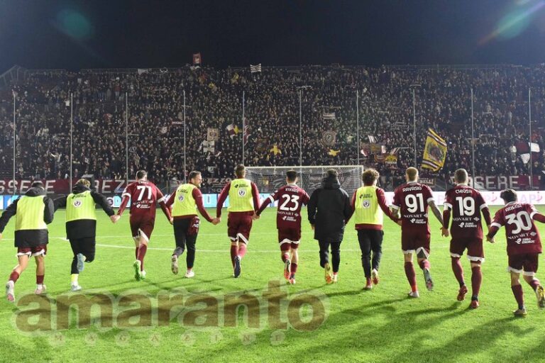 Squadra e pubblico fianco a fianco. L’Arezzo si gioca la B, servono solo i tre punti