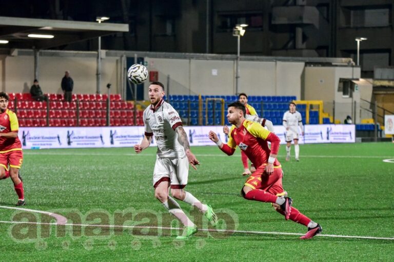 Movimento in verticale, protezione palla, tiro all’angolino. Cianci, gol da perfetto centravanti