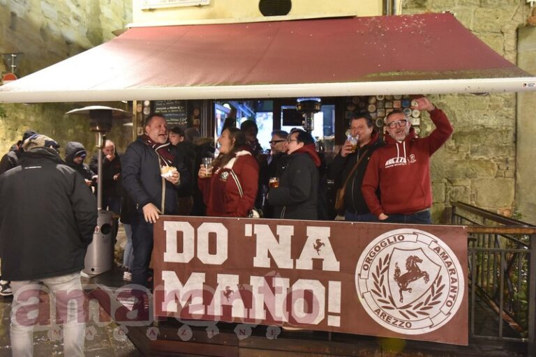 FOTOGALLERY / Propiziatoria di Orgoglio Amaranto all’Inside Pub