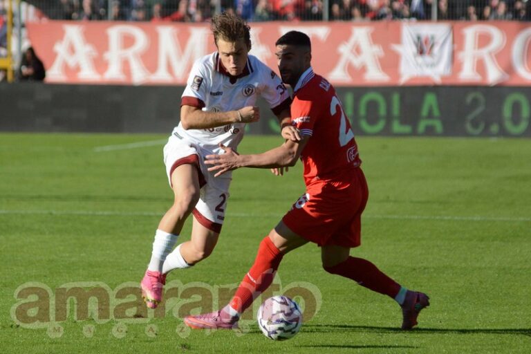 Arezzo-Perugia non è mai una partita come le altre. In 6mila per spingere gli amaranto