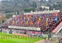 Una coreografia da brividi, il ricordo del Pao e il coro più atteso di tutti: “Salutate la capolista”