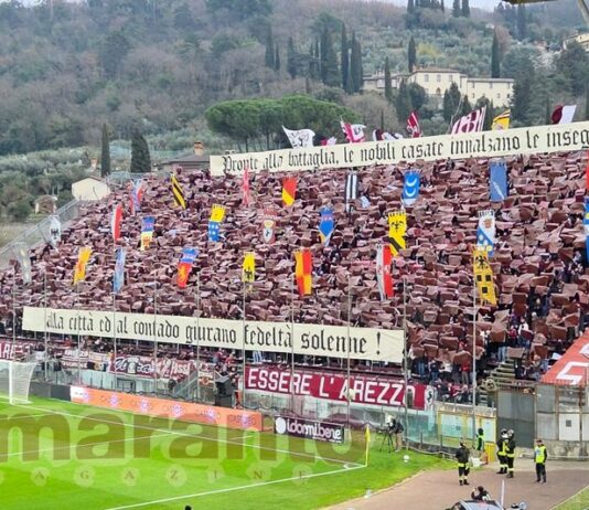 Una coreografia da brividi, il ricordo del Pao e il coro più atteso di tutti: “Salutate la capolista”