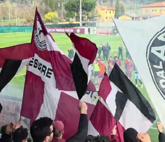VIDEO e FOTO / I tifosi della sud a Rigutino per sostenere la squadra: “Crediamo in voi”
