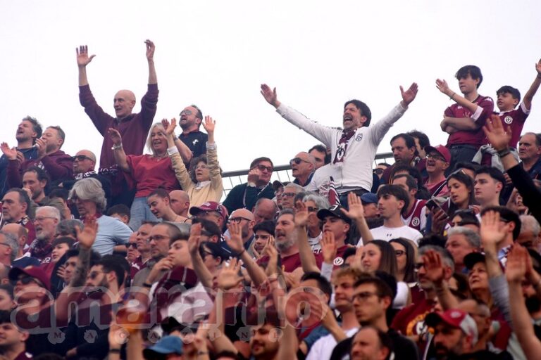 FOTOGALLERY / Facce da Arezzo. Emozioni sugli spalti e passione amaranto