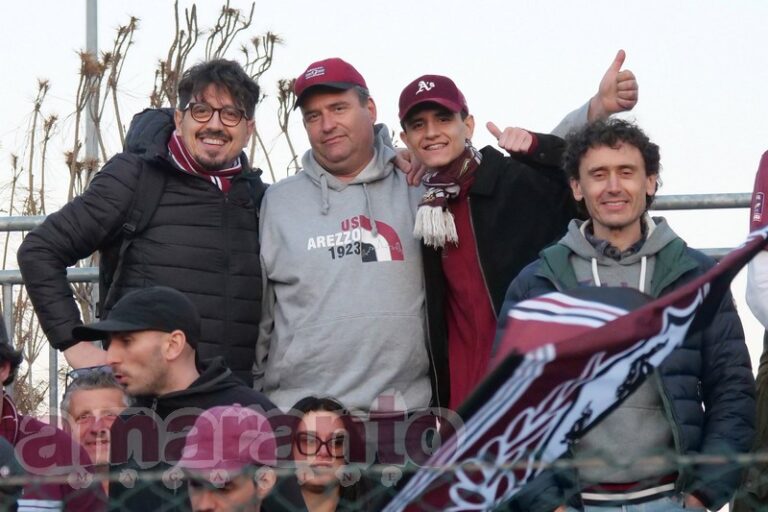 FOTOGALLERY / Invasione amaranto a Pineto. Pezze, sciarpe, vessilli e striscioni