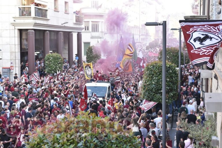 FOTOGALLERY / Arezzo in serie B, la grande festa per le vie del centro