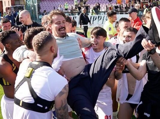 La prima esperienza tra i prof è un successo clamoroso. Floro Flores riporta il Benevento in B