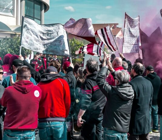 “Forza ragazzi”: i tifosi a Rigutino per incitare la squadra. Per l’Arezzo è vietato sbagliare