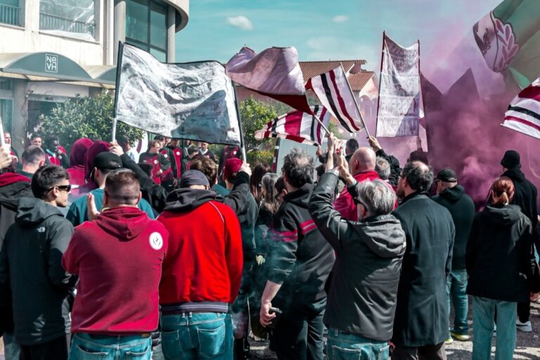 “Forza ragazzi”: i tifosi a Rigutino per incitare la squadra. Per l’Arezzo è vietato sbagliare