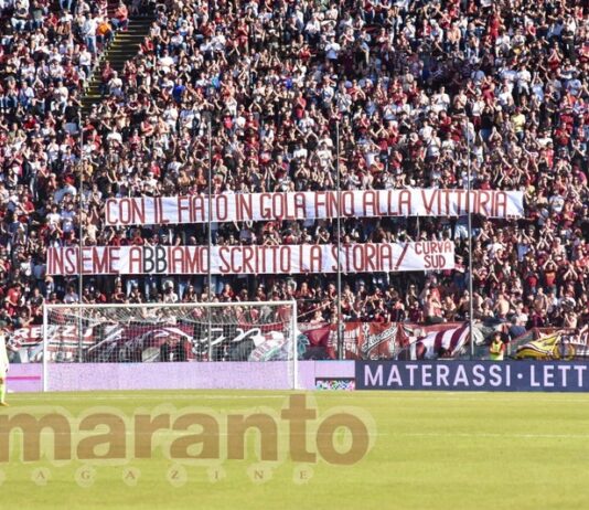 La giornata degli omaggi. Toccante striscione per Bucchi, lunghissimo applauso per Manzo