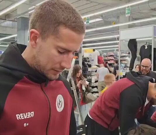 VIDEO / Foto, autografi e palloni amaranto. Un pomeriggio dedicato ai tifosi
