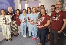 VIDEO / OA regala sciarpe ai neonati nel giorno dell’anniversario della fondazione