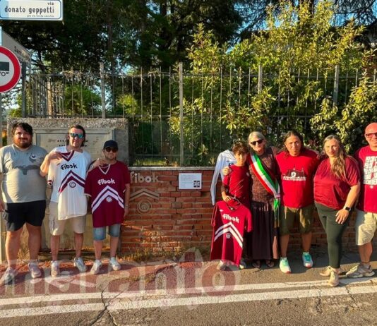 Castiglion Fibocchi celebra la sua storia amaranto: omaggio alla Fibok e ai valori del tifo