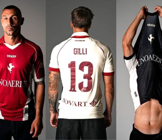 Le maglie dell’Arezzo per la serie B. Pantone 195C, stemma, sponsor e marchio Rever