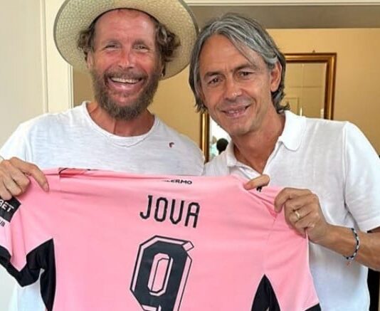 Jovanotti, siparietto con Inzaghi e maglia da bomber in regalo. E domenica per chi tifa?