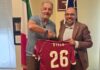 Il benvenuto di Manzo al nuovo prefetto. Stretta di mano e una maglia amaranto in omaggio