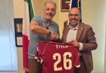 Il benvenuto di Manzo al nuovo prefetto. Stretta di mano e una maglia amaranto in omaggio