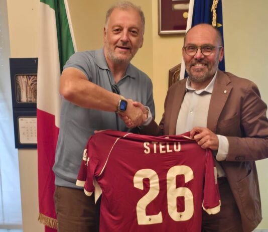 Il benvenuto di Manzo al nuovo prefetto. Stretta di mano e una maglia amaranto in omaggio