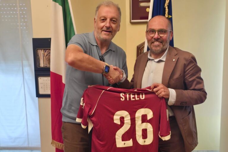 Il benvenuto di Manzo al nuovo prefetto. Stretta di mano e una maglia amaranto in omaggio