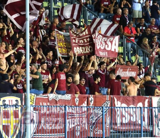 Daspo per tre tifosi amaranto. Trovati con i fumogeni prima di entrare allo stadio di Empoli