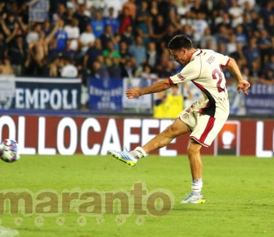 Difesa della palla e tiro da fuori area a fil di palo. Viviani guadagna il premio di giornata