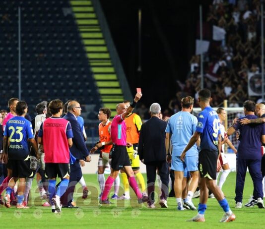 Una stangata per l’Arezzo. Pagliuca espulso a fine derby, arriva la squalifica