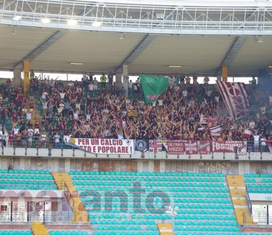 Un rinvio dietro l’altro e poche ore per acquistare i biglietti. In trasferta solo i tesserati