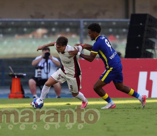 Gli amaranto crollano con l’uomo in meno. Il Verona dilaga nella ripresa. Finisce 5-0
