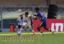 Gli amaranto crollano con l’uomo in meno. Il Verona dilaga nella ripresa. Finisce 5-0