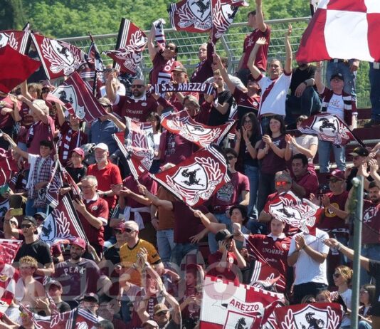 In curva sud non c’è più un posto libero. Un altro pienone per la notturna di sabato