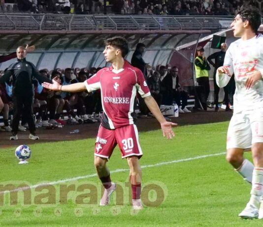 Parabola tagliata sul secondo palo. Arena subentra e piazza subito la giocata di classe
