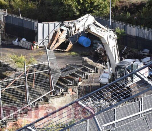 FOTO e VIDEO / Via alle demolizioni. In azione le cesoie d’acciaio, fine lavori il 31 dicembre